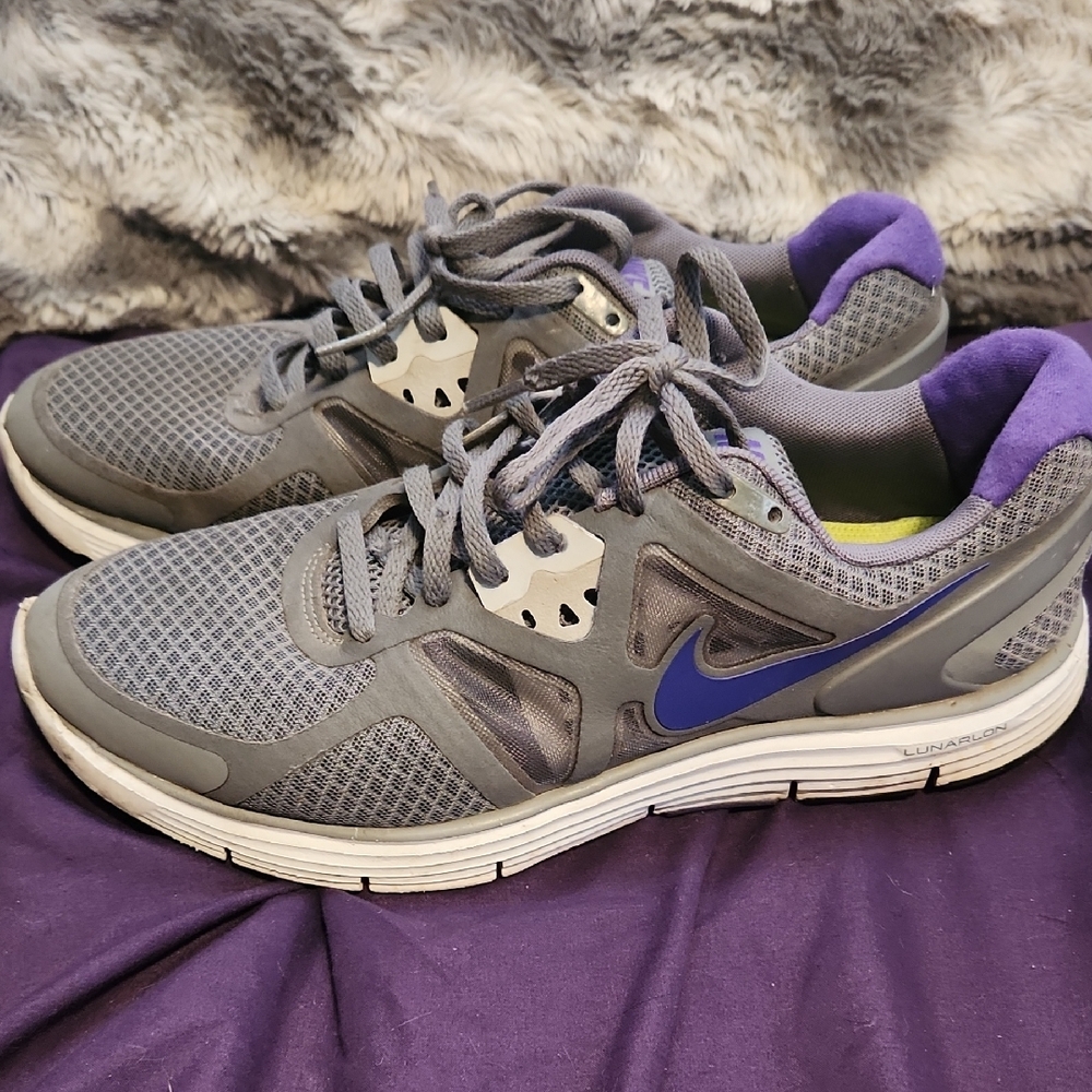Nike Gray and Purple Athletic Shoes Sleek Design